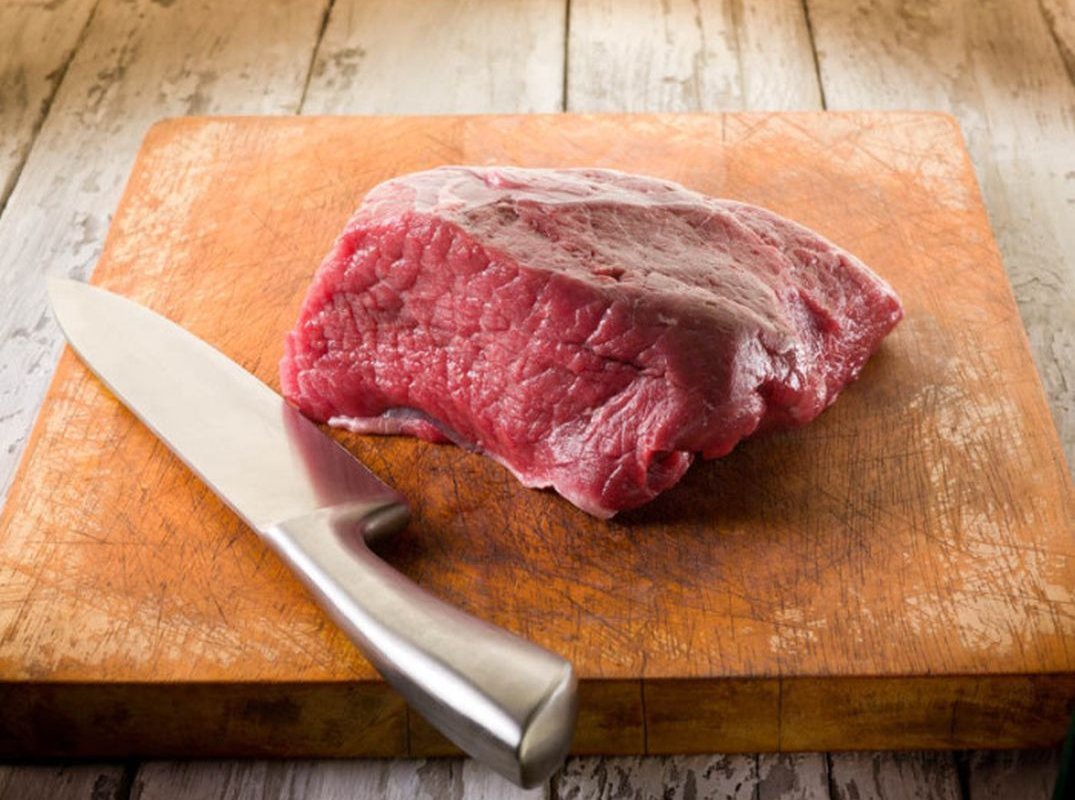 Meat cutting. Мясо. Мясо на доске. Говядина на доске. Нож для мяса.